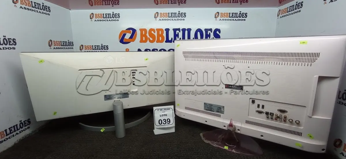LOTE 039 - 02 MONITORES MARCA LG. (NO ESTADO) ATENÇÃO! FAZER A VISITAÇÃO ANTES DE ARREMATAR, NÃO SABEMOS SE FUNCIONA, LEILÃO NÃO TEM GARANTIA E NEM DEVOLUÇÃO, SUJEITO A POSSÍVEIS AVARIAS VISÍVEIS/OCULTAS E/OU AUSÊNCIA DE COMPONENTES.