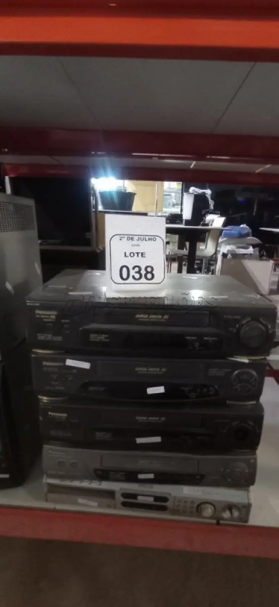 LOTE 038 - 01 APARELHO DE DVD MARCA PHILIPS E 04 APARELHOS DE VÍDEO CASSETE DE MARCAS E MODELOS DIVERSOS. (NO ESTADO) ATENÇÃO! FAZER A VISITAÇÃO ANTES DE ARREMATAR, NÃO SABEMOS SE FUNCIONA, LEILÃO NÃO TEM GARANTIA E NEM DEVOLUÇÃO, SUJEITO A POSSÍVEIS AVARIAS VISÍVEIS/OCULTAS E/OU AUSÊNCIA DE COMPONENTES.