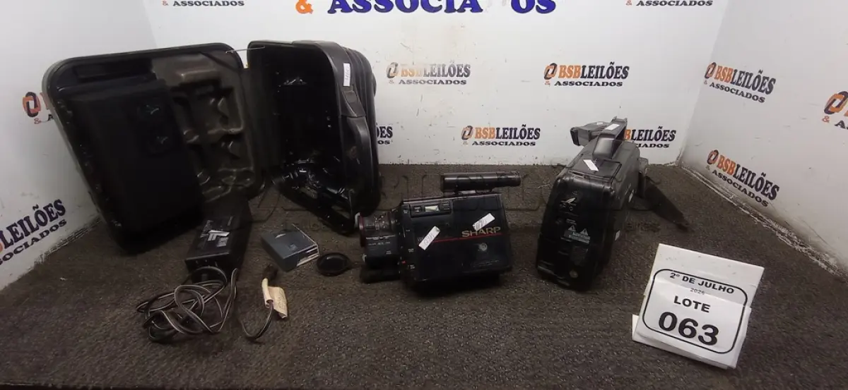 LOTE 063 - 01 FILMADORA ANTIGA MARCA PANASONIC E 01 FILMADORA MARCA SHARP COM CASE. (NO ESTADO) ATENÇÃO! FAZER A VISITAÇÃO ANTES DE ARREMATAR, NÃO SABEMOS SE FUNCIONA, LEILÃO NÃO TEM GARANTIA E NEM DEVOLUÇÃO, SUJEITO A POSSÍVEIS AVARIAS VISÍVEIS/OCULTAS E/OU AUSÊNCIA DE COMPONENTES.