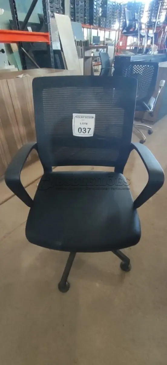 LOTE 037 - 01 CADEIRA PARA ESCRITÓRIO EXECUTIVA PRETA. (NO ESTADO) ATENÇÃO! FAZER A VISITAÇÃO ANTES DE ARREMATAR, NÃO SABEMOS SE FUNCIONA, LEILÃO NÃO TEM GARANTIA E NEM DEVOLUÇÃO, SUJEITO A POSSÍVEIS AVARIAS VISÍVEIS/OCULTAS E/OU AUSÊNCIA DE COMPONENTES.