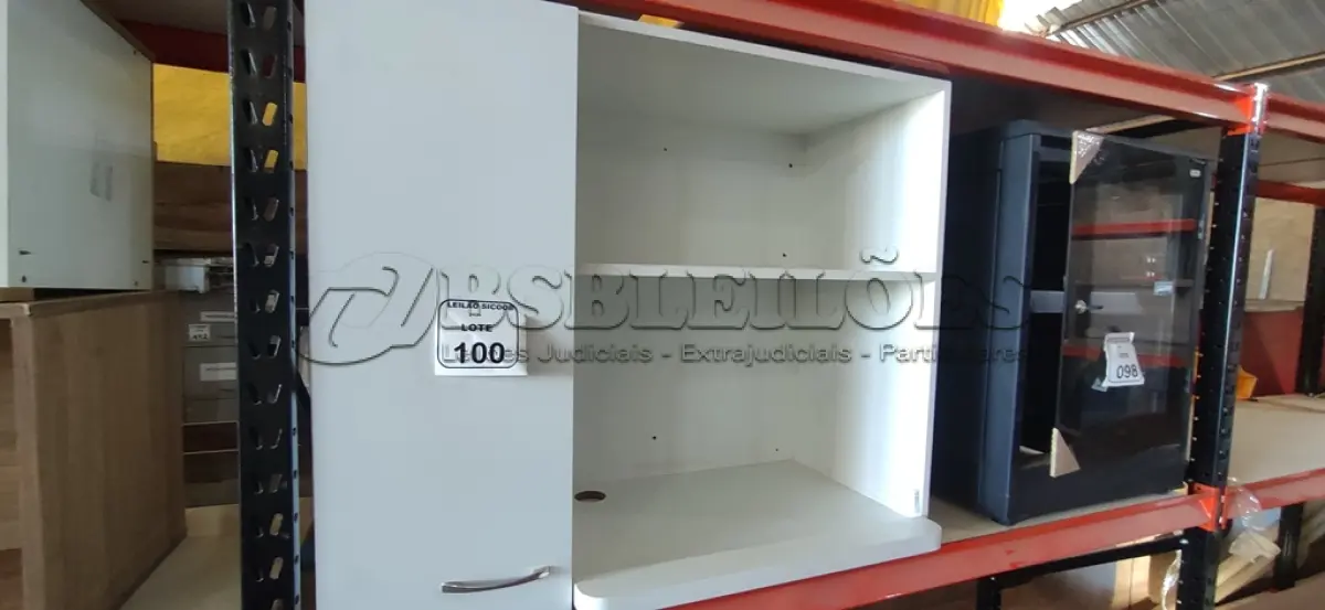 LOTE 100 - 01 ARMÁRIO EM MADEIRA SUSPENSO PARA COPA. (NO ESTADO) ATENÇÃO! FAZER A VISITAÇÃO ANTES DE ARREMATAR, NÃO SABEMOS SE FUNCIONA, LEILÃO NÃO TEM GARANTIA E NEM DEVOLUÇÃO, SUJEITO A POSSÍVEIS AVARIAS VISÍVEIS/OCULTAS E/OU AUSÊNCIA DE COMPONENTES.