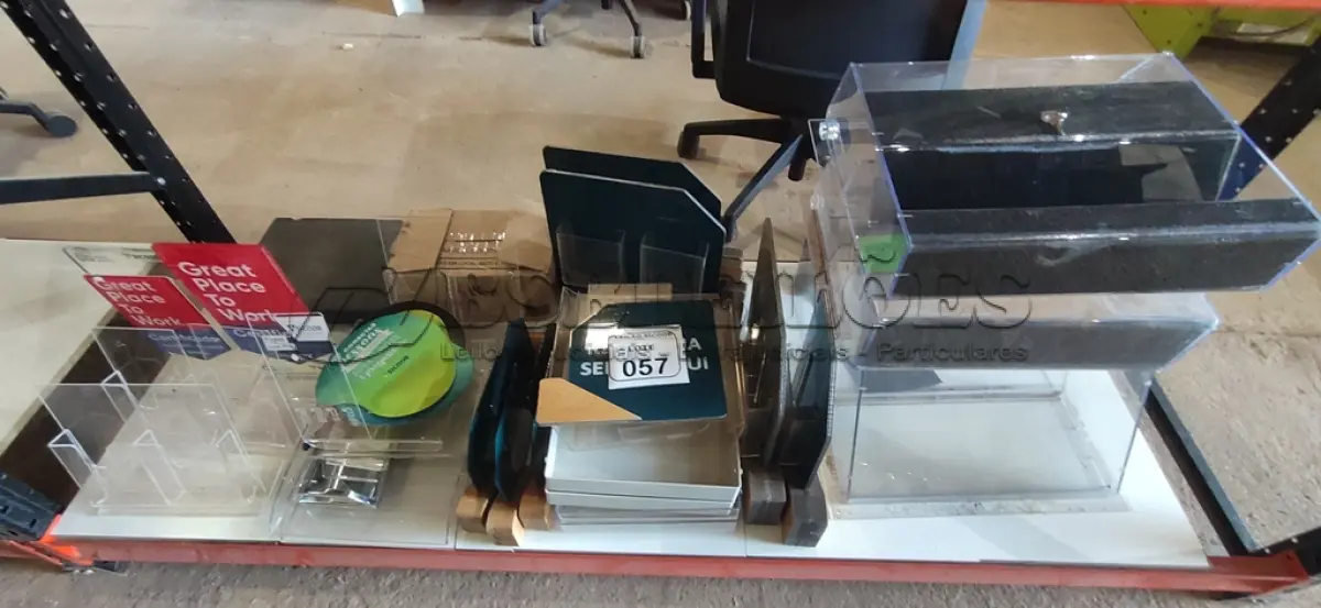 LOTE 057 - 01 LOTE COM MATERIAIS PARA ESCRITÓRIO E PORTA PANFLETOS. (NO ESTADO) ATENÇÃO! FAZER A VISITAÇÃO ANTES DE ARREMATAR, NÃO SABEMOS SE FUNCIONA, LEILÃO NÃO TEM GARANTIA E NEM DEVOLUÇÃO, SUJEITO A POSSÍVEIS AVARIAS VISÍVEIS/OCULTAS E/OU AUSÊNCIA DE COMPONENTES.