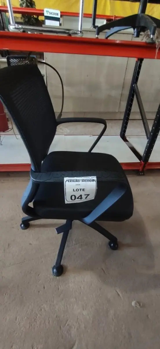 LOTE 047 - 01 CADEIRA PARA ESCRITÓRIO EXECUTIVA PRETA. (NO ESTADO) ATENÇÃO! FAZER A VISITAÇÃO ANTES DE ARREMATAR, NÃO SABEMOS SE FUNCIONA, LEILÃO NÃO TEM GARANTIA E NEM DEVOLUÇÃO, SUJEITO A POSSÍVEIS AVARIAS VISÍVEIS/OCULTAS E/OU AUSÊNCIA DE COMPONENTES.