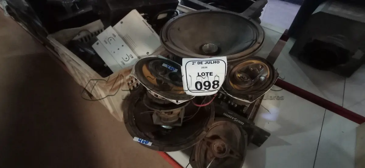 LOTE 098 - 01 LOTE COM VÁRIOS ALTOS FALANTES, APARELHO DE SOM AUTOMOTIVO, RÁDIOS COMUNICADORES E ELETRÔNICO PARA RETIRADA DE PEÇAS. (NO ESTADO) ATENÇÃO! FAZER A VISITAÇÃO ANTES DE ARREMATAR, NÃO SABEMOS SE FUNCIONA, LEILÃO NÃO TEM GARANTIA E NEM DEVOLUÇÃO, SUJEITO A POSSÍVEIS AVARIAS VISÍVEIS/OCULTAS E/OU AUSÊNCIA DE COMPONENTES.