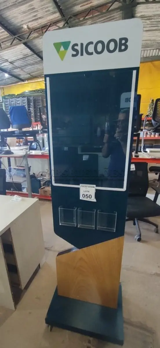 LOTE 050 - 01 PAINEL EM MADEIRA PARA DIVULGAÇÃO DE PANFLETOS. (NO ESTADO) ATENÇÃO! FAZER A VISITAÇÃO ANTES DE ARREMATAR, NÃO SABEMOS SE FUNCIONA, LEILÃO NÃO TEM GARANTIA E NEM DEVOLUÇÃO, SUJEITO A POSSÍVEIS AVARIAS VISÍVEIS/OCULTAS E/OU AUSÊNCIA DE COMPONENTES.