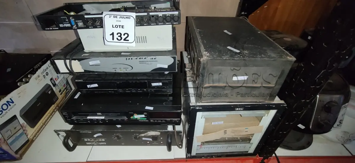 LOTE 132 - 01 AMPLIFICADOR DE SOM MODELO DSR 720 MARCAS CICLOTRON, 01 APARELHO DE VÍDEO CASSETE, 01 DISC PLAYER, 01 TRANSCEPTOR MONOCANAL, 01 FONTE DE ALIMENTAÇÃO E VÁRIOS APARELHOS ELETRÔNICOS DIVERSOS. (NO ESTADO) ATENÇÃO! FAZER A VISITAÇÃO ANTES DE ARREMATAR, NÃO SABEMOS SE FUNCIONA, LEILÃO NÃO TEM GARANTIA E NEM DEVOLUÇÃO, SUJEITO A POSSÍVEIS AVARIAS VISÍVEIS/OCULTAS E/OU AUSÊNCIA DE COMPONENTES.