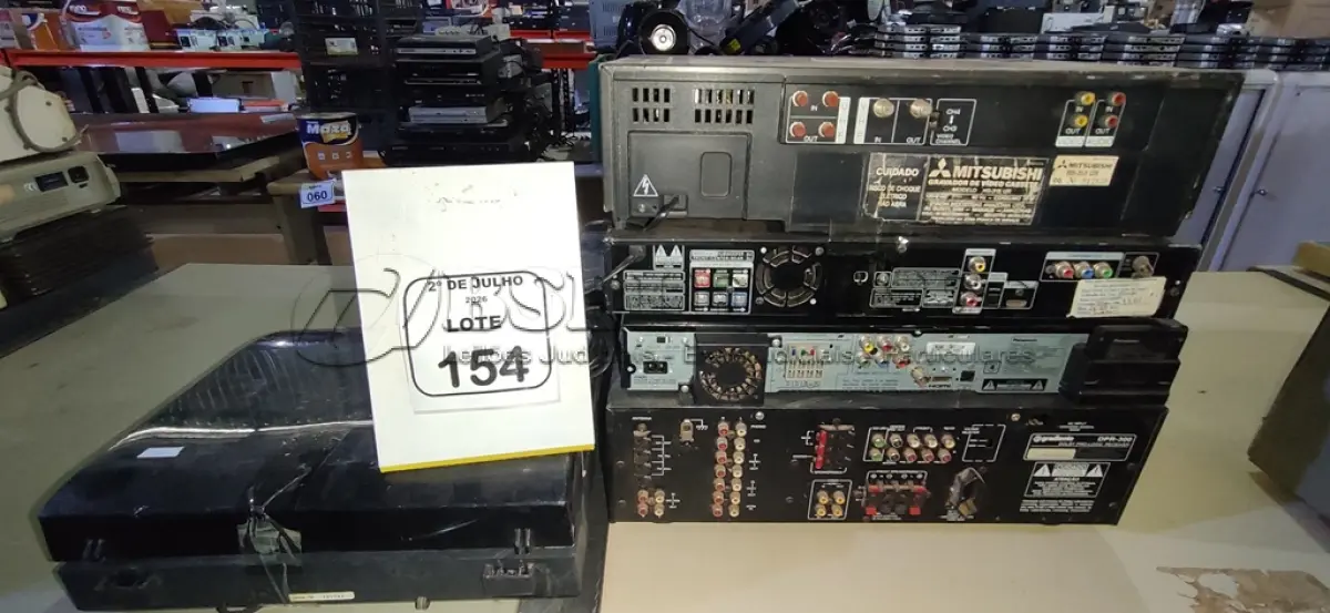 LOTE 154 - 01 APARELHO DE VIDEOCASSETE, 01 APARELHO DE HOME THEATER, 01 RECEIVER, 02 TOCA FITAS E 03 CAIXAS DE SOM. (NO ESTADO) ATENÇÃO! FAZER A VISITAÇÃO ANTES DE ARREMATAR, NÃO SABEMOS SE FUNCIONA, LEILÃO NÃO TEM GARANTIA E NEM DEVOLUÇÃO, SUJEITO A POSSÍVEIS AVARIAS VISÍVEIS/OCULTAS E/OU AUSÊNCIA DE COMPONENTES.