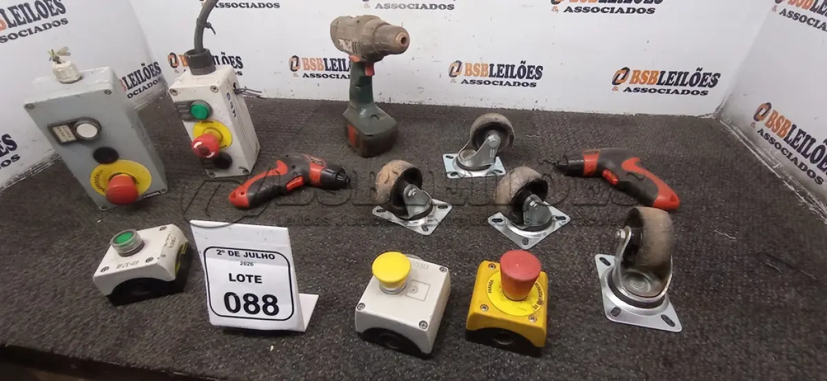 LOTE 088 - 05 BOTOEIRAS INDUSTRIAL, 01 FURADEIRA, 02 PARAFUSADEIRAS E 04 RODAS MACIÇAS PEQUENAS. (NO ESTADO) ATENÇÃO! FAZER A VISITAÇÃO ANTES DE ARREMATAR, NÃO SABEMOS SE FUNCIONA, LEILÃO NÃO TEM GARANTIA E NEM DEVOLUÇÃO, SUJEITO A POSSÍVEIS AVARIAS VISÍVEIS/OCULTAS E/OU AUSÊNCIA DE COMPONENTES.