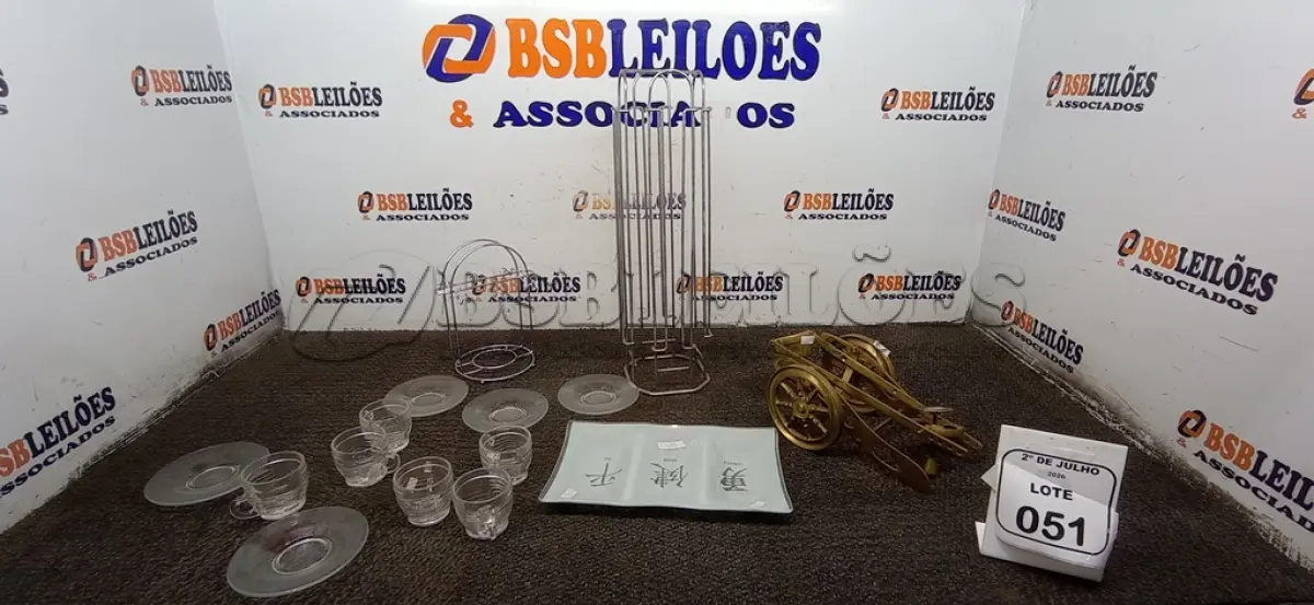LOTE 051 - 01 LOTE COM VÁRIAS XÍCARAS E ITENS DECORATIVOS DIVERSOS. (NO ESTADO) ATENÇÃO! FAZER A VISITAÇÃO ANTES DE ARREMATAR, NÃO SABEMOS SE FUNCIONA, LEILÃO NÃO TEM GARANTIA E NEM DEVOLUÇÃO, SUJEITO A POSSÍVEIS AVARIAS VISÍVEIS/OCULTAS E/OU AUSÊNCIA DE COMPONENTES.