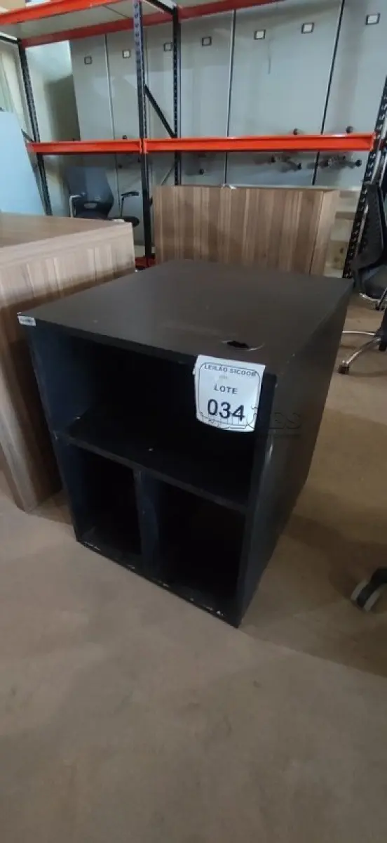 LOTE 034 - 01 MÓVEL PEQUENO EM MADEIRA NA COR PRETA. (NO ESTADO) ATENÇÃO! FAZER A VISITAÇÃO ANTES DE ARREMATAR, NÃO SABEMOS SE FUNCIONA, LEILÃO NÃO TEM GARANTIA E NEM DEVOLUÇÃO, SUJEITO A POSSÍVEIS AVARIAS VISÍVEIS/OCULTAS E/OU AUSÊNCIA DE COMPONENTES.