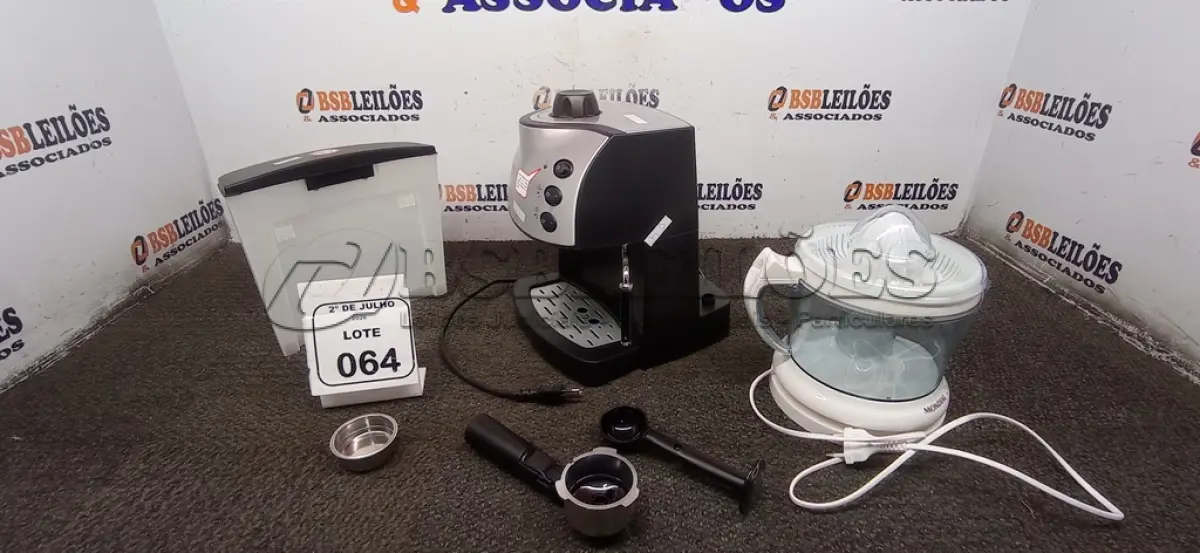 LOTE 064 - 01 MÁQUINA DE CAFÉ EXPRESSO MARCA MONDIAL E 01 ESPREMEDOR DE FRUTAS. (NO ESTADO) ATENÇÃO! FAZER A VISITAÇÃO ANTES DE ARREMATAR, NÃO SABEMOS SE FUNCIONA, LEILÃO NÃO TEM GARANTIA E NEM DEVOLUÇÃO, SUJEITO A POSSÍVEIS AVARIAS VISÍVEIS/OCULTAS E/OU AUSÊNCIA DE COMPONENTES.
