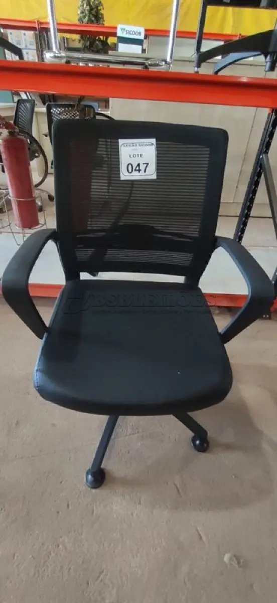 LOTE 047 - 01 CADEIRA PARA ESCRITÓRIO EXECUTIVA PRETA. (NO ESTADO) ATENÇÃO! FAZER A VISITAÇÃO ANTES DE ARREMATAR, NÃO SABEMOS SE FUNCIONA, LEILÃO NÃO TEM GARANTIA E NEM DEVOLUÇÃO, SUJEITO A POSSÍVEIS AVARIAS VISÍVEIS/OCULTAS E/OU AUSÊNCIA DE COMPONENTES.