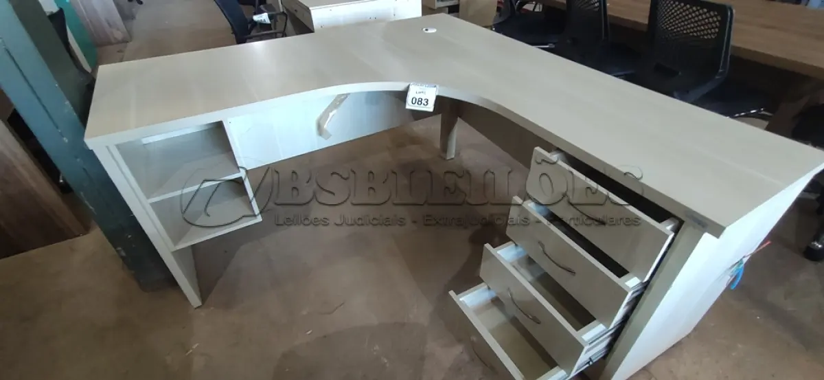 LOTE 083 - 01 MESA EM MADEIRA EM L COM 04 GAVETAS. (NO ESTADO) ATENÇÃO! FAZER A VISITAÇÃO ANTES DE ARREMATAR, NÃO SABEMOS SE FUNCIONA, LEILÃO NÃO TEM GARANTIA E NEM DEVOLUÇÃO, SUJEITO A POSSÍVEIS AVARIAS VISÍVEIS/OCULTAS E/OU AUSÊNCIA DE COMPONENTES.