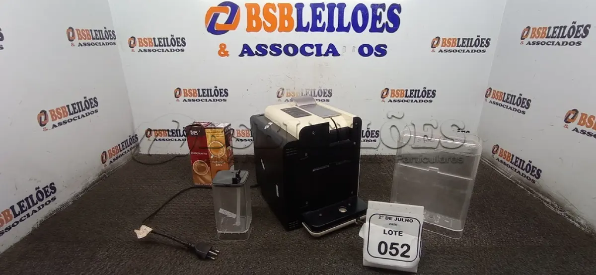 LOTE 052 - 01 MÁQUINA DE CAFÉ EXPRESSO 220V COM CAPSULAS. (NO ESTADO) ATENÇÃO! FAZER A VISITAÇÃO ANTES DE ARREMATAR, NÃO SABEMOS SE FUNCIONA, LEILÃO NÃO TEM GARANTIA E NEM DEVOLUÇÃO, SUJEITO A POSSÍVEIS AVARIAS VISÍVEIS/OCULTAS E/OU AUSÊNCIA DE COMPONENTES.