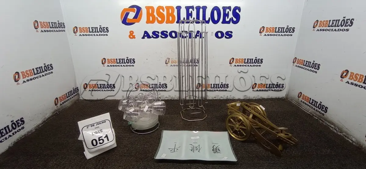 LOTE 051 - 01 LOTE COM VÁRIAS XÍCARAS E ITENS DECORATIVOS DIVERSOS. (NO ESTADO) ATENÇÃO! FAZER A VISITAÇÃO ANTES DE ARREMATAR, NÃO SABEMOS SE FUNCIONA, LEILÃO NÃO TEM GARANTIA E NEM DEVOLUÇÃO, SUJEITO A POSSÍVEIS AVARIAS VISÍVEIS/OCULTAS E/OU AUSÊNCIA DE COMPONENTES.
