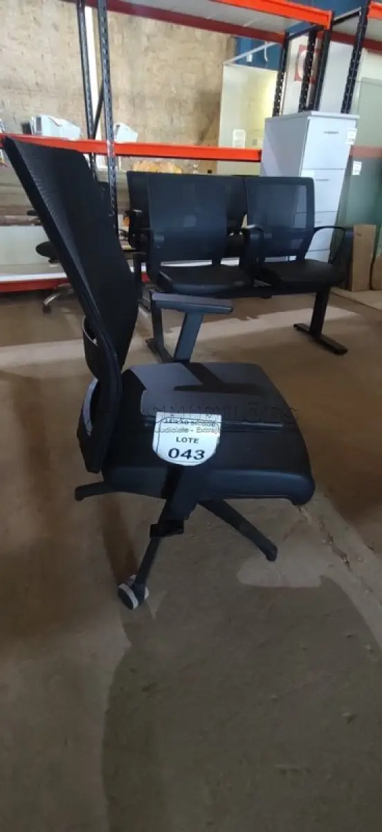 LOTE 043 - 01 CADEIRA PARA ESCRITÓRIO GIRATÓRIA ERGONÔMICA KATA BONNO COM ENCOSTO EM TELA MESH PRETA. (NO ESTADO) ATENÇÃO! FAZER A VISITAÇÃO ANTES DE ARREMATAR, NÃO SABEMOS SE FUNCIONA, LEILÃO NÃO TEM GARANTIA E NEM DEVOLUÇÃO, SUJEITO A POSSÍVEIS AVARIAS VISÍVEIS/OCULTAS E/OU AUSÊNCIA DE COMPONENTES.