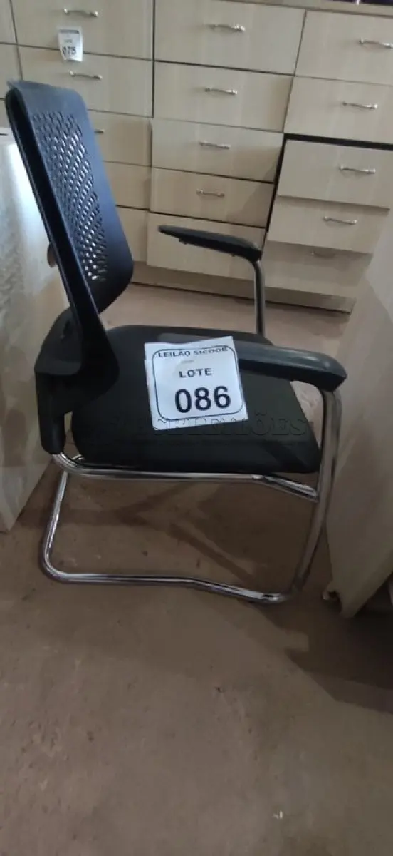 LOTE 086 - 01 CADEIRA PLAX METAL EXECUTIVA FIXA ESTRUTURA CROMADA. (NO ESTADO) ATENÇÃO! FAZER A VISITAÇÃO ANTES DE ARREMATAR, NÃO SABEMOS SE FUNCIONA, LEILÃO NÃO TEM GARANTIA E NEM DEVOLUÇÃO, SUJEITO A POSSÍVEIS AVARIAS VISÍVEIS/OCULTAS E/OU AUSÊNCIA DE COMPONENTES.