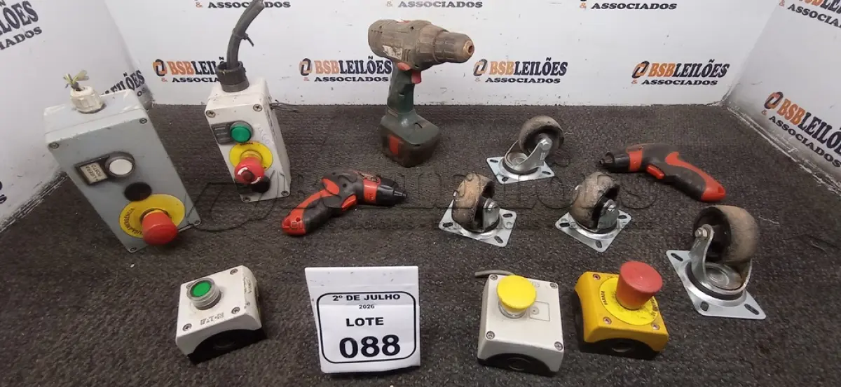 LOTE 088 - 05 BOTOEIRAS INDUSTRIAL, 01 FURADEIRA, 02 PARAFUSADEIRAS E 04 RODAS MACIÇAS PEQUENAS. (NO ESTADO) ATENÇÃO! FAZER A VISITAÇÃO ANTES DE ARREMATAR, NÃO SABEMOS SE FUNCIONA, LEILÃO NÃO TEM GARANTIA E NEM DEVOLUÇÃO, SUJEITO A POSSÍVEIS AVARIAS VISÍVEIS/OCULTAS E/OU AUSÊNCIA DE COMPONENTES.