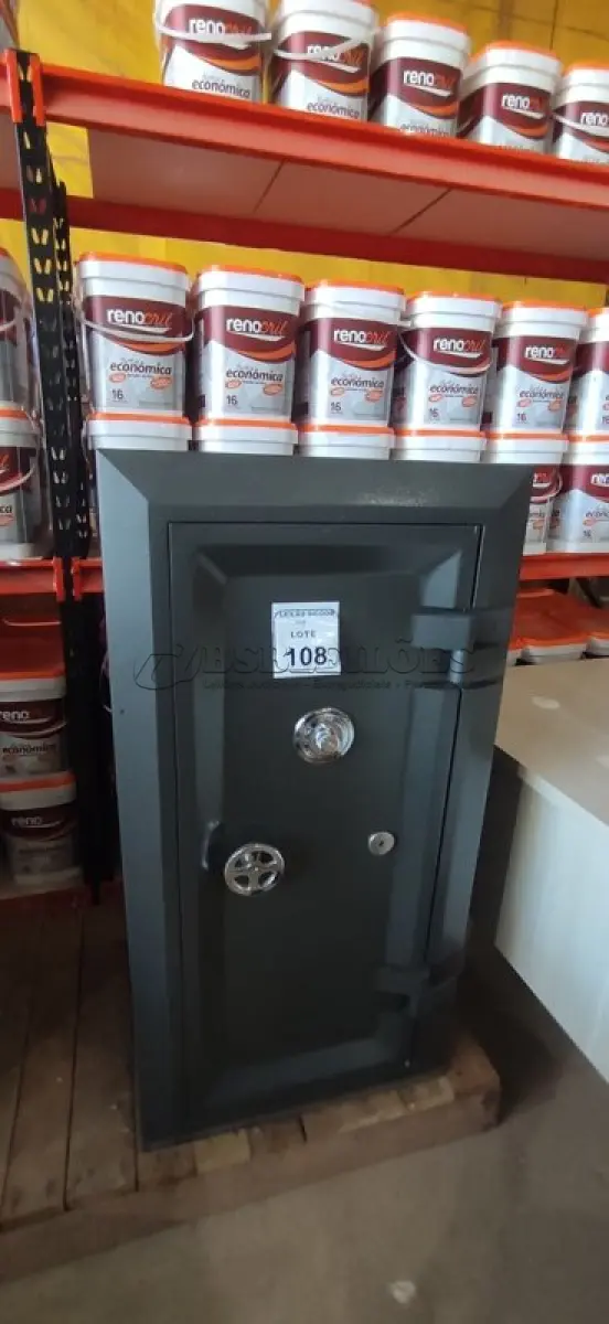 LOTE 108 - 01 COFRE DE AÇO COM BOCA DE LOBO. (NO ESTADO) ATENÇÃO! FAZER A VISITAÇÃO ANTES DE ARREMATAR, NÃO SABEMOS SE FUNCIONA, LEILÃO NÃO TEM GARANTIA E NEM DEVOLUÇÃO, SUJEITO A POSSÍVEIS AVARIAS VISÍVEIS/OCULTAS E/OU AUSÊNCIA DE COMPONENTES.