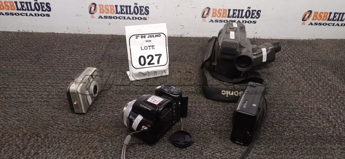 LOTE 027 - 01 FILMADORA MODELO S-VHS-C MARCA PANASONIC E 03 CÂMERAS FOTOGRÁFICAS DE MARCAS E MODELOS DIVERSOS. (NO ESTADO) ATENÇÃO! FAZER A VISITAÇÃO ANTES DE ARREMATAR, NÃO SABEMOS SE FUNCIONA, LEILÃO NÃO TEM GARANTIA E NEM DEVOLUÇÃO, SUJEITO A POSSÍVEIS AVARIAS VISÍVEIS/OCULTAS E/OU AUSÊNCIA DE COMPONENTES.