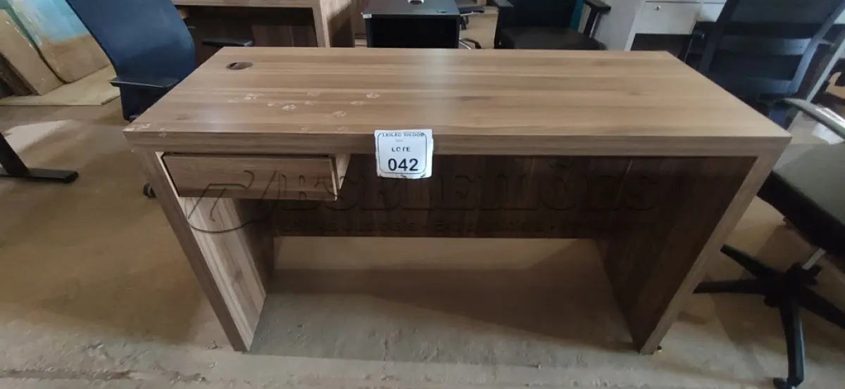 LOTE 042 - 01 MESA EM MADEIRA PARA ESCRITÓRIO COM GAVETA. (NO ESTADO) ATENÇÃO! FAZER A VISITAÇÃO ANTES DE ARREMATAR, NÃO SABEMOS SE FUNCIONA, LEILÃO NÃO TEM GARANTIA E NEM DEVOLUÇÃO, SUJEITO A POSSÍVEIS AVARIAS VISÍVEIS/OCULTAS E/OU AUSÊNCIA DE COMPONENTES.