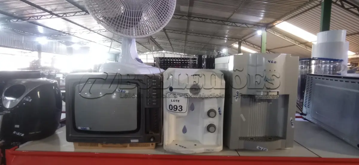 LOTE 093 - 01 VENTILADOR, 01 TV DE TUBO E 02 PURIFICADORES DE ÁGUA. (NO ESTADO) ATENÇÃO! FAZER A VISITAÇÃO ANTES DE ARREMATAR, NÃO SABEMOS SE FUNCIONA, LEILÃO NÃO TEM GARANTIA E NEM DEVOLUÇÃO, SUJEITO A POSSÍVEIS AVARIAS VISÍVEIS/OCULTAS E/OU AUSÊNCIA DE COMPONENTES.
