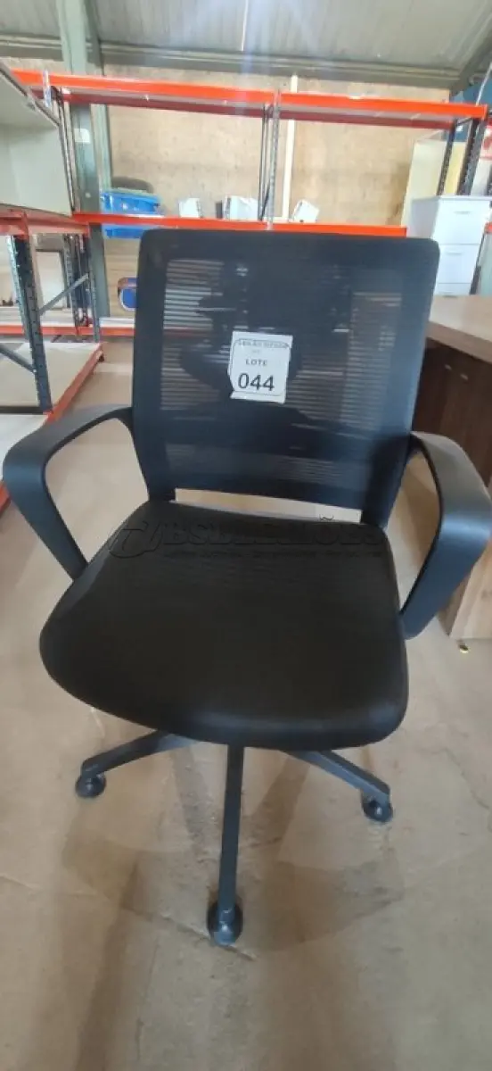 LOTE 044 - 01 CADEIRA PARA ESCRITÓRIO GIRATÓRIA ERGONÔMICA MARELLI COM ENCOSTO EM TELA MESH PRETA. (NO ESTADO) ATENÇÃO! FAZER A VISITAÇÃO ANTES DE ARREMATAR, NÃO SABEMOS SE FUNCIONA, LEILÃO NÃO TEM GARANTIA E NEM DEVOLUÇÃO, SUJEITO A POSSÍVEIS AVARIAS VISÍVEIS/OCULTAS E/OU AUSÊNCIA DE COMPONENTES.