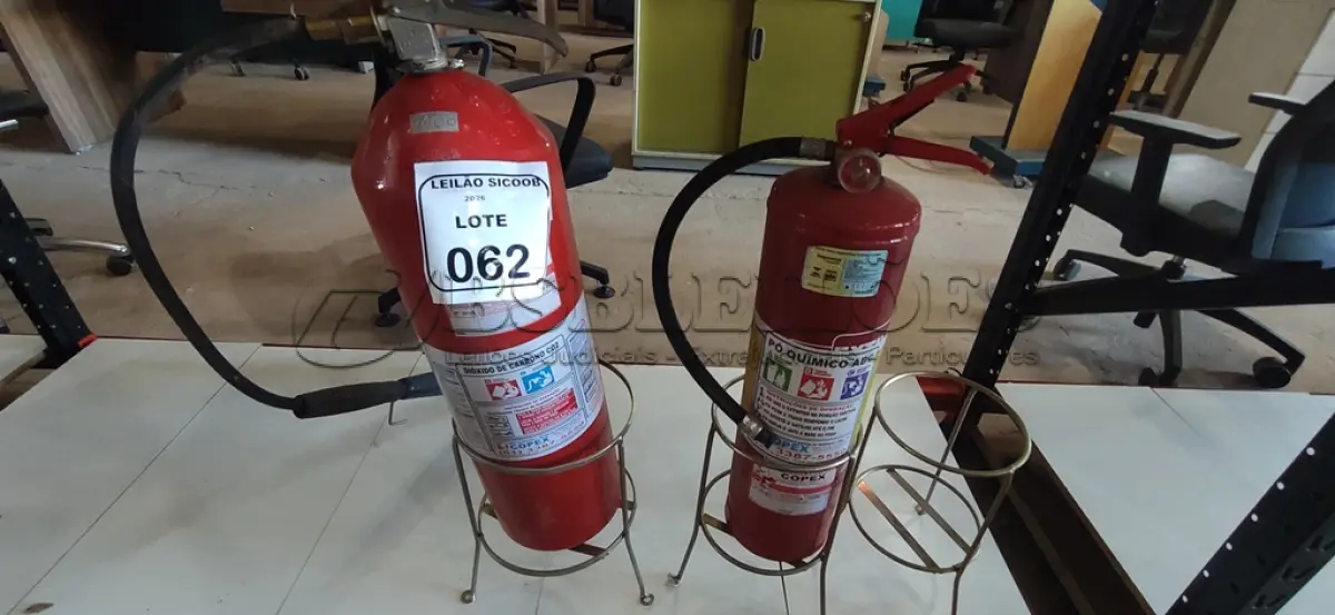 LOTE 062 - 01 EXTINTOR DE INCÊNDIO COM CARGA DE PÓ A, B, C E 01 EXTINTOR COM CARGA DE CO2 B, C. (NO ESTADO) ATENÇÃO! FAZER A VISITAÇÃO ANTES DE ARREMATAR, NÃO SABEMOS SE FUNCIONA, LEILÃO NÃO TEM GARANTIA E NEM DEVOLUÇÃO, SUJEITO A POSSÍVEIS AVARIAS VISÍVEIS/OCULTAS E/OU AUSÊNCIA DE COMPONENTES.