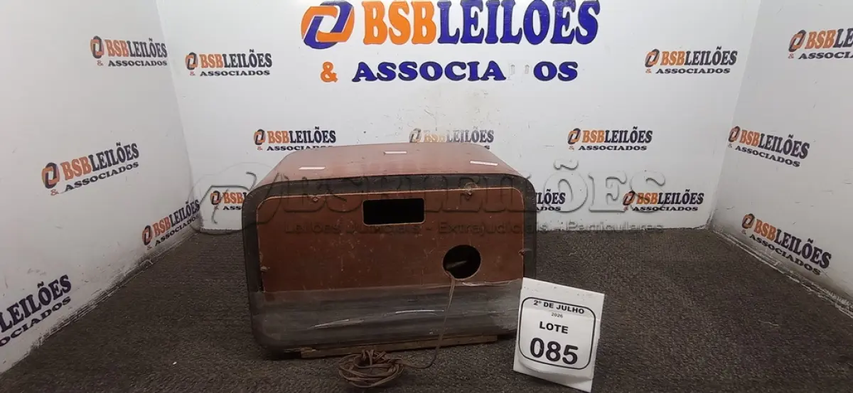 LOTE 085 - 01 RÁDIO ANTIGO COM AVARIAS. (NO ESTADO) ATENÇÃO! FAZER A VISITAÇÃO ANTES DE ARREMATAR, NÃO SABEMOS SE FUNCIONA, LEILÃO NÃO TEM GARANTIA E NEM DEVOLUÇÃO, SUJEITO A POSSÍVEIS AVARIAS VISÍVEIS/OCULTAS E/OU AUSÊNCIA DE COMPONENTES.
