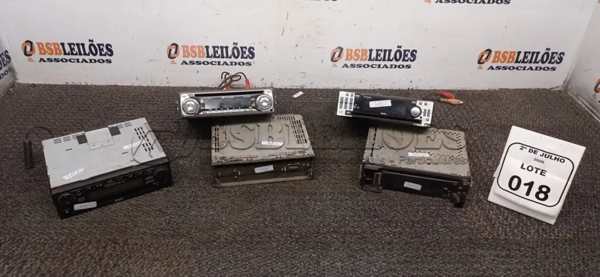 LOTE 018 - 05 APARELHOS DE SOM AUTOMOTIVO DEMARCAS E MODELOS DIVERSOS. (NO ESTADO) ATENÇÃO! FAZER A VISITAÇÃO ANTES DE ARREMATAR, NÃO SABEMOS SE FUNCIONA, LEILÃO NÃO TEM GARANTIA E NEM DEVOLUÇÃO, SUJEITO A POSSÍVEIS AVARIAS VISÍVEIS/OCULTAS E/OU AUSÊNCIA DE COMPONENTES.