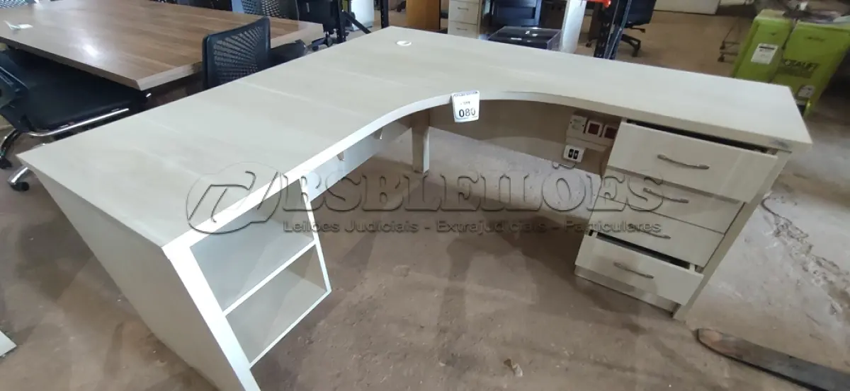 LOTE 080 - 01 MESA EM MADEIRA EM L COM 04 GAVETAS. (NO ESTADO) ATENÇÃO! FAZER A VISITAÇÃO ANTES DE ARREMATAR, NÃO SABEMOS SE FUNCIONA, LEILÃO NÃO TEM GARANTIA E NEM DEVOLUÇÃO, SUJEITO A POSSÍVEIS AVARIAS VISÍVEIS/OCULTAS E/OU AUSÊNCIA DE COMPONENTES.