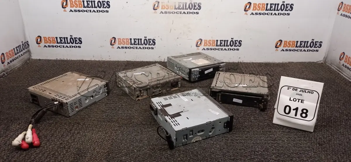 LOTE 018 - 05 APARELHOS DE SOM AUTOMOTIVO DEMARCAS E MODELOS DIVERSOS. (NO ESTADO) ATENÇÃO! FAZER A VISITAÇÃO ANTES DE ARREMATAR, NÃO SABEMOS SE FUNCIONA, LEILÃO NÃO TEM GARANTIA E NEM DEVOLUÇÃO, SUJEITO A POSSÍVEIS AVARIAS VISÍVEIS/OCULTAS E/OU AUSÊNCIA DE COMPONENTES.