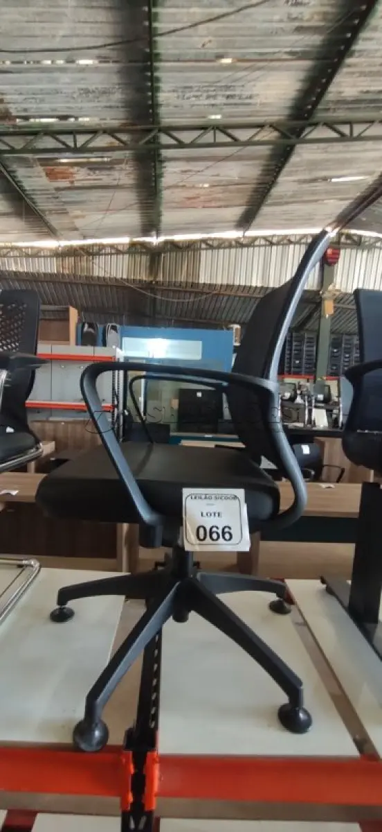 LOTE 066 - 01 CADEIRA PARA ESCRITÓRIO EXECUTIVA PRETA. (NO ESTADO) ATENÇÃO! FAZER A VISITAÇÃO ANTES DE ARREMATAR, NÃO SABEMOS SE FUNCIONA, LEILÃO NÃO TEM GARANTIA E NEM DEVOLUÇÃO, SUJEITO A POSSÍVEIS AVARIAS VISÍVEIS/OCULTAS E/OU AUSÊNCIA DE COMPONENTES.