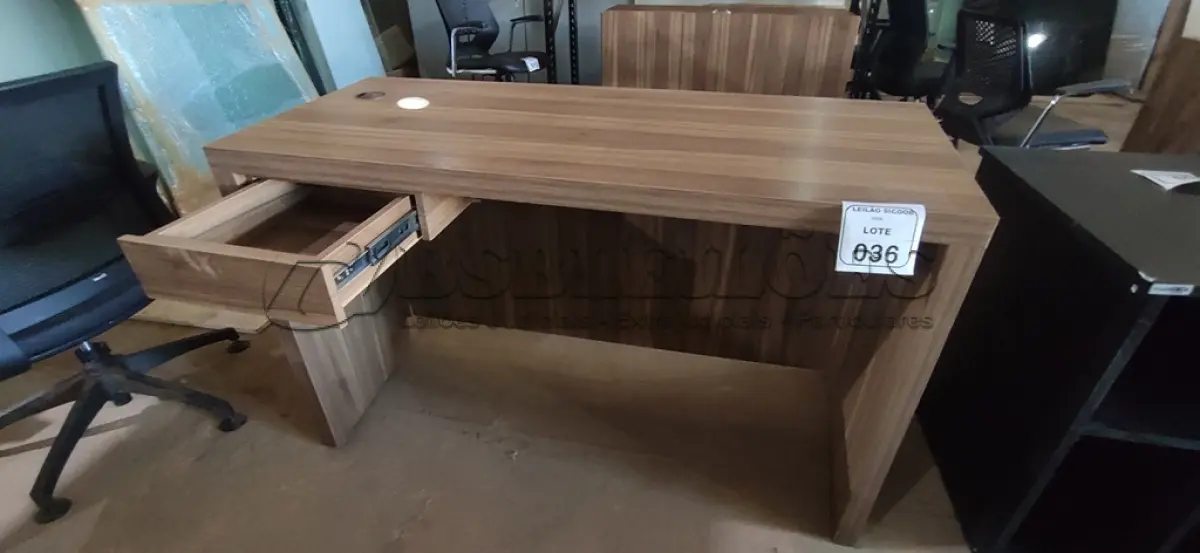 LOTE 036 - 01 MESA EM MADEIRA PARA ESCRITÓRIO COM GAVETA. (NO ESTADO) ATENÇÃO! FAZER A VISITAÇÃO ANTES DE ARREMATAR, NÃO SABEMOS SE FUNCIONA, LEILÃO NÃO TEM GARANTIA E NEM DEVOLUÇÃO, SUJEITO A POSSÍVEIS AVARIAS VISÍVEIS/OCULTAS E/OU AUSÊNCIA DE COMPONENTES.