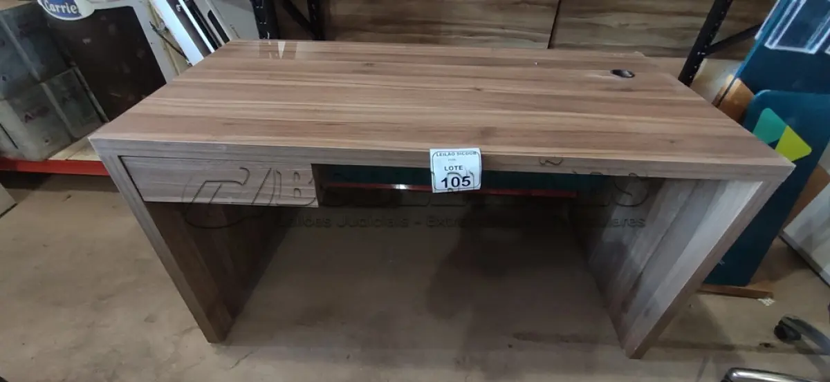 LOTE 105 - 01 MESA EM MADEIRA PARA ESCRITÓRIO COM GAVETA. (NO ESTADO) ATENÇÃO! FAZER A VISITAÇÃO ANTES DE ARREMATAR, NÃO SABEMOS SE FUNCIONA, LEILÃO NÃO TEM GARANTIA E NEM DEVOLUÇÃO, SUJEITO A POSSÍVEIS AVARIAS VISÍVEIS/OCULTAS E/OU AUSÊNCIA DE COMPONENTES.