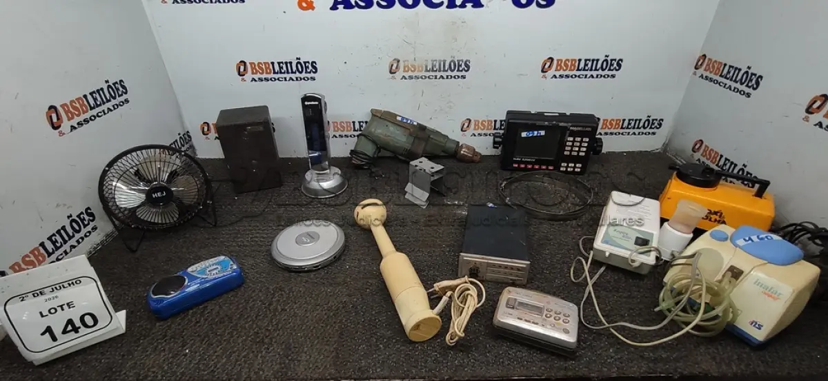 LOTE 140 - 01 RECEPTOR GPS MARÍTIMO MODELO NAV 5200DX MARCA MEGALLAN, 01 MÁQUINA DE FAZER BOLHA, 01 FURADEIRA E VÁRIOS ELETRÔNICOS DIVERSOS. (NO ESTADO) ATENÇÃO! FAZER A VISITAÇÃO ANTES DE ARREMATAR, NÃO SABEMOS SE FUNCIONA, LEILÃO NÃO TEM GARANTIA E NEM DEVOLUÇÃO, SUJEITO A POSSÍVEIS AVARIAS VISÍVEIS/OCULTAS E/OU AUSÊNCIA DE COMPONENTES.
