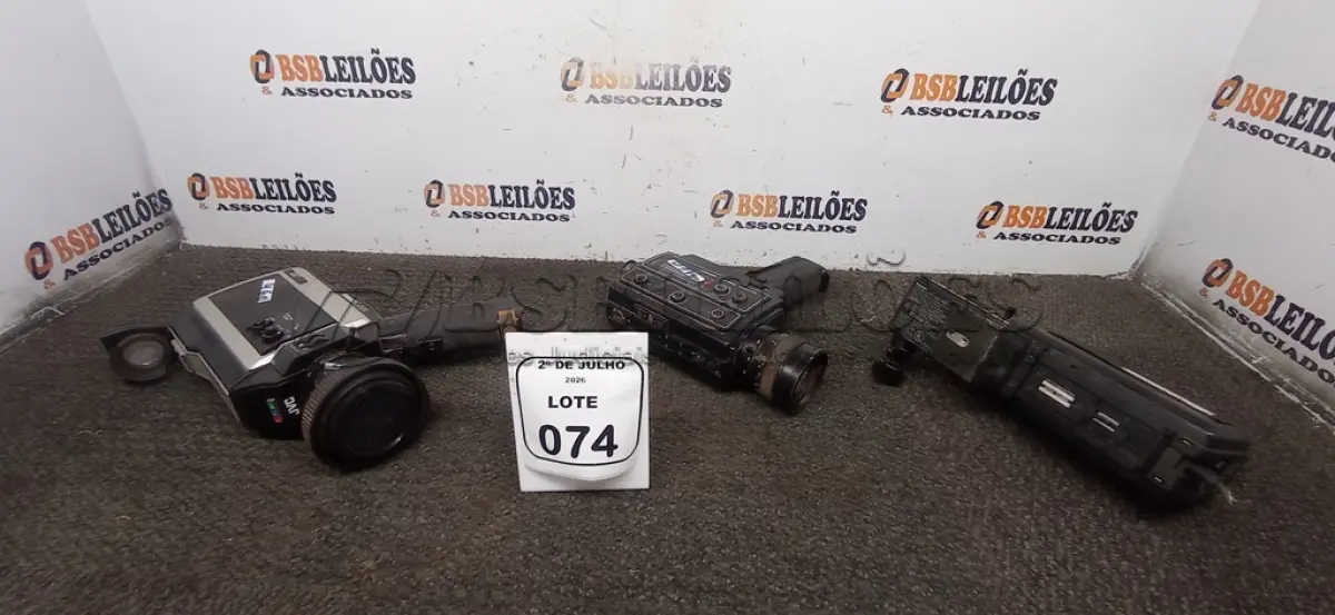 LOTE 074 - 03 FILMADORAS ANTIGAS DE MARCAS E MODELOS DIVERSOS. (NO ESTADO) ATENÇÃO! FAZER A VISITAÇÃO ANTES DE ARREMATAR, NÃO SABEMOS SE FUNCIONA, LEILÃO NÃO TEM GARANTIA E NEM DEVOLUÇÃO, SUJEITO A POSSÍVEIS AVARIAS VISÍVEIS/OCULTAS E/OU AUSÊNCIA DE COMPONENTES.