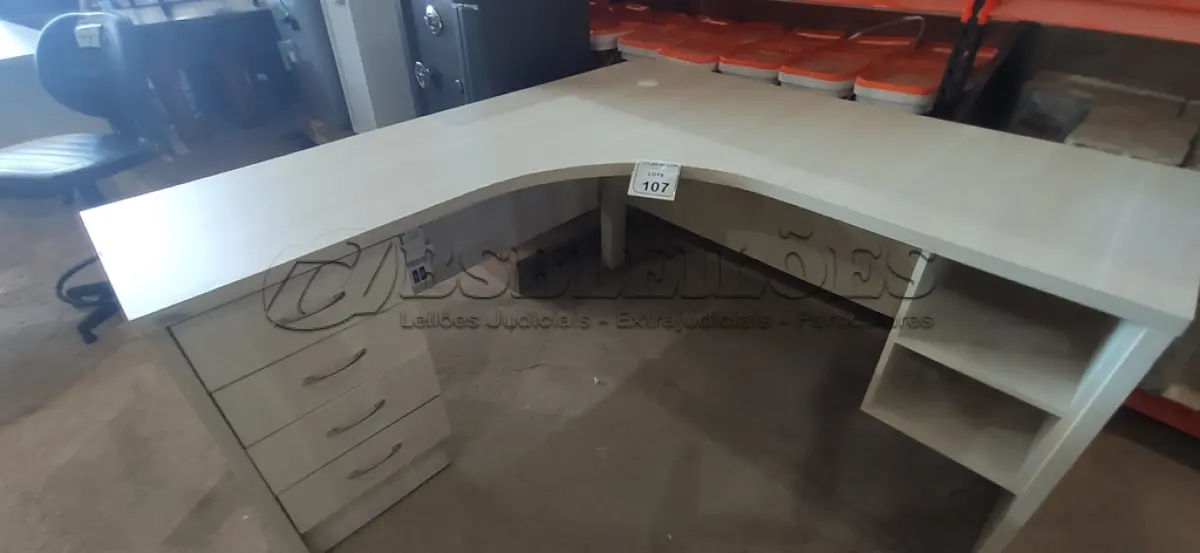 LOTE 107 - 01 MESA EM MADEIRA EM L COM 04 GAVETAS. (NO ESTADO) ATENÇÃO! FAZER A VISITAÇÃO ANTES DE ARREMATAR, NÃO SABEMOS SE FUNCIONA, LEILÃO NÃO TEM GARANTIA E NEM DEVOLUÇÃO, SUJEITO A POSSÍVEIS AVARIAS VISÍVEIS/OCULTAS E/OU AUSÊNCIA DE COMPONENTES.