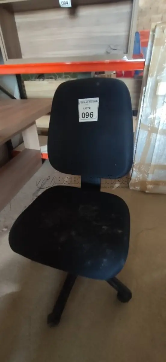 LOTE 096 - 01 CADEIRA GIRATÓRIA PARA ESCRITÓRIO. (NO ESTADO) ATENÇÃO! FAZER A VISITAÇÃO ANTES DE ARREMATAR, NÃO SABEMOS SE FUNCIONA, LEILÃO NÃO TEM GARANTIA E NEM DEVOLUÇÃO, SUJEITO A POSSÍVEIS AVARIAS VISÍVEIS/OCULTAS E/OU AUSÊNCIA DE COMPONENTES.