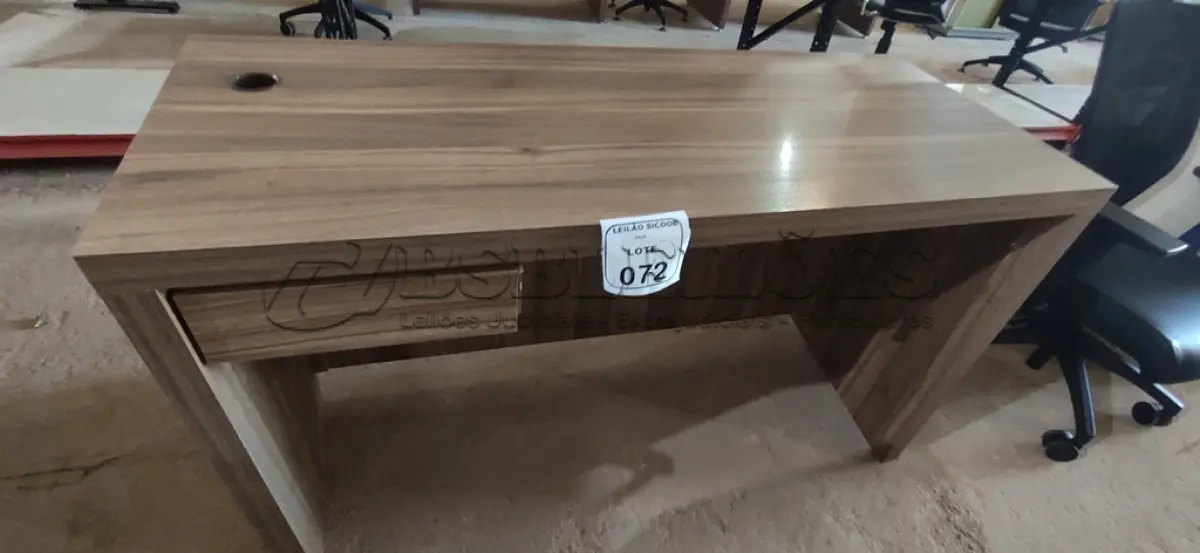 LOTE 072 - 01 MESA EM MADEIRA PARA ESCRITÓRIO COM GAVETA. (NO ESTADO) ATENÇÃO! FAZER A VISITAÇÃO ANTES DE ARREMATAR, NÃO SABEMOS SE FUNCIONA, LEILÃO NÃO TEM GARANTIA E NEM DEVOLUÇÃO, SUJEITO A POSSÍVEIS AVARIAS VISÍVEIS/OCULTAS E/OU AUSÊNCIA DE COMPONENTES.