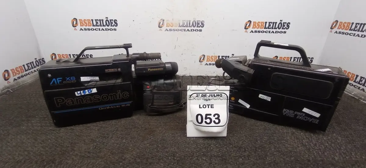 LOTE 053 - 02 FILMADORAS VHS. (NO ESTADO) ATENÇÃO! FAZER A VISITAÇÃO ANTES DE ARREMATAR, NÃO SABEMOS SE FUNCIONA, LEILÃO NÃO TEM GARANTIA E NEM DEVOLUÇÃO, SUJEITO A POSSÍVEIS AVARIAS VISÍVEIS/OCULTAS E/OU AUSÊNCIA DE COMPONENTES.