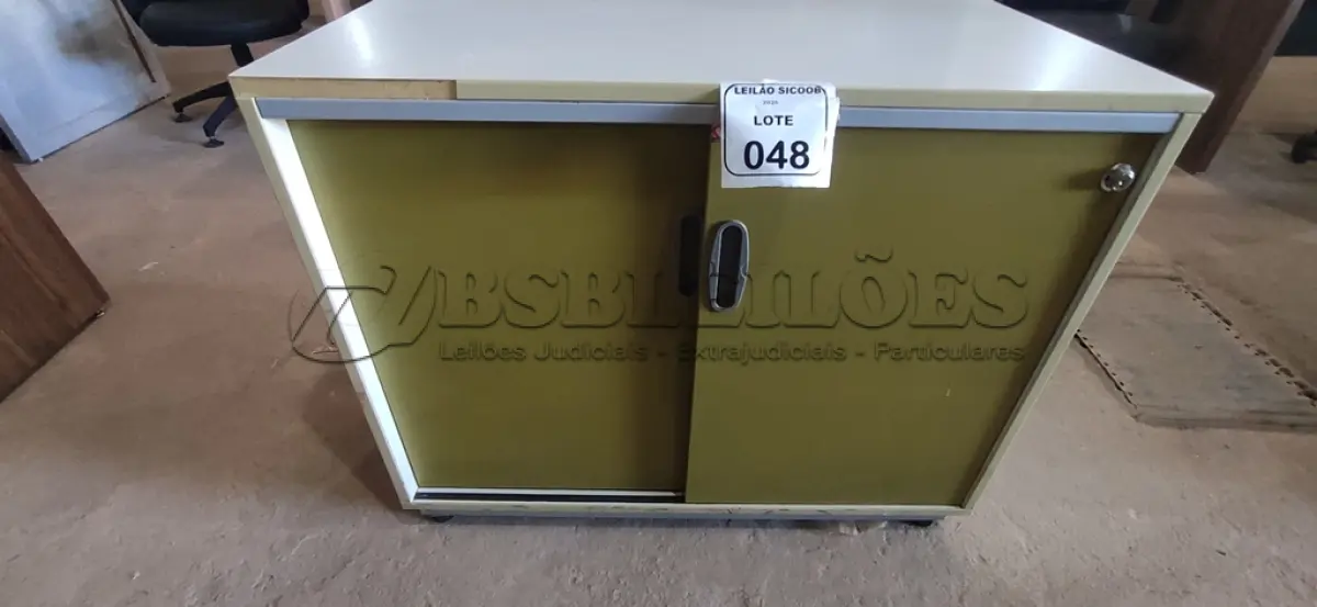 LOTE 048 - 01 ARMÁRIO EM MADEIRA COM PORTAS DE CORRER COM PRATELEIRA. (NO ESTADO) ATENÇÃO! FAZER A VISITAÇÃO ANTES DE ARREMATAR, NÃO SABEMOS SE FUNCIONA, LEILÃO NÃO TEM GARANTIA E NEM DEVOLUÇÃO, SUJEITO A POSSÍVEIS AVARIAS VISÍVEIS/OCULTAS E/OU AUSÊNCIA DE COMPONENTES.