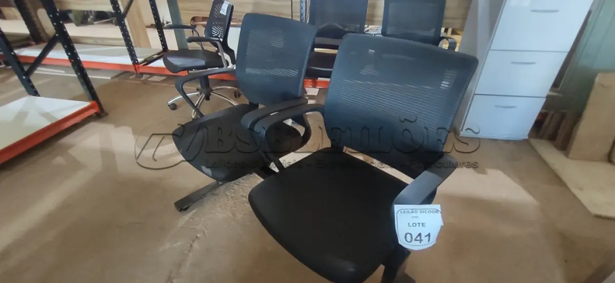 LOTE 041 - 01 LONGARINA MARELLI NA COR PRETA COM ENCOSTO DE TELA. (NO ESTADO) ATENÇÃO! FAZER A VISITAÇÃO ANTES DE ARREMATAR, NÃO SABEMOS SE FUNCIONA, LEILÃO NÃO TEM GARANTIA E NEM DEVOLUÇÃO, SUJEITO A POSSÍVEIS AVARIAS VISÍVEIS/OCULTAS E/OU AUSÊNCIA DE COMPONENTES.