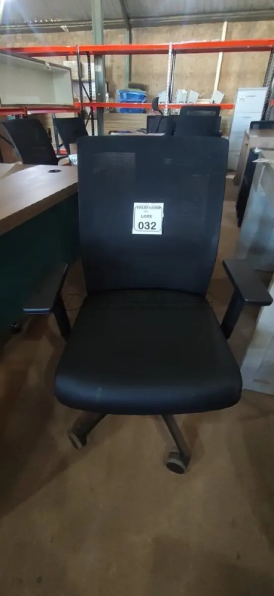 LOTE 032 - 01 CADEIRA PARA ESCRITÓRIO GIRATÓRIA ERGONÔMICA MARELLI COM ENCOSTO EM TELA MESH PRETA. (NO ESTADO) ATENÇÃO! FAZER A VISITAÇÃO ANTES DE ARREMATAR, NÃO SABEMOS SE FUNCIONA, LEILÃO NÃO TEM GARANTIA E NEM DEVOLUÇÃO, SUJEITO A POSSÍVEIS AVARIAS VISÍVEIS/OCULTAS E/OU AUSÊNCIA DE COMPONENTES.