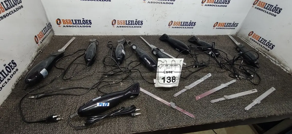 LOTE 138 - 09 FACAS ELÉTRICAS MARCA MONDIAL. (NO ESTADO) ATENÇÃO! FAZER A VISITAÇÃO ANTES DE ARREMATAR, NÃO SABEMOS SE FUNCIONA, LEILÃO NÃO TEM GARANTIA E NEM DEVOLUÇÃO, SUJEITO A POSSÍVEIS AVARIAS VISÍVEIS/OCULTAS E/OU AUSÊNCIA DE COMPONENTES.