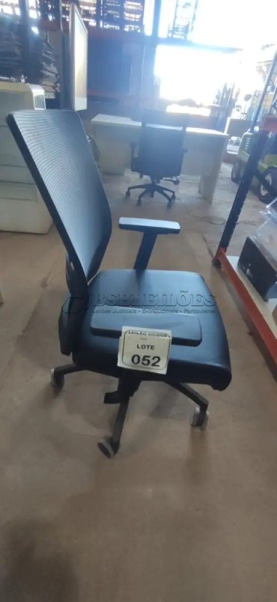 LOTE 052 - 01 CADEIRA PARA ESCRITÓRIO GIRATÓRIA ERGONÔMICA MARELLI COM ENCOSTO EM TELA MESH PRETA. (NO ESTADO) ATENÇÃO! FAZER A VISITAÇÃO ANTES DE ARREMATAR, NÃO SABEMOS SE FUNCIONA, LEILÃO NÃO TEM GARANTIA E NEM DEVOLUÇÃO, SUJEITO A POSSÍVEIS AVARIAS VISÍVEIS/OCULTAS E/OU AUSÊNCIA DE COMPONENTES.