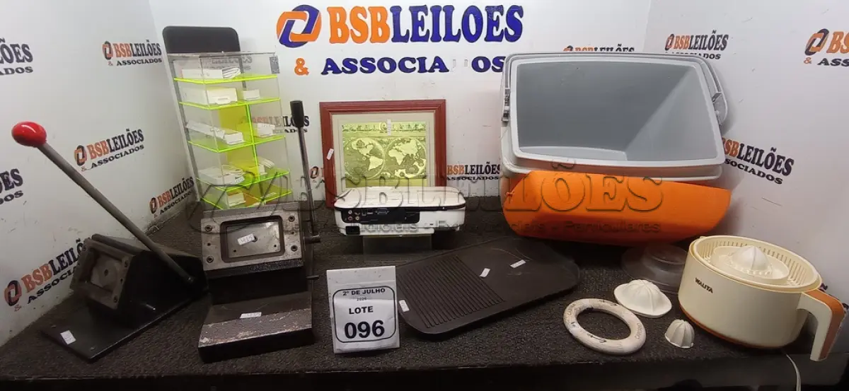 LOTE 096 - 01 EXPOSITOR PARA ACESSÓRIOS DE CELULAR, 01 PROJETOR MARCA EPSON, 02 GUILHOTINAS PARA CARTÕES, 01 CAIXA TÉRMICA, 01 ESPREMEDOR ANTIGO E VÁRIOS CABOS PARA CELULARES. (NO ESTADO) ATENÇÃO! FAZER A VISITAÇÃO ANTES DE ARREMATAR, NÃO SABEMOS SE FUNCIONA, LEILÃO NÃO TEM GARANTIA E NEM DEVOLUÇÃO, SUJEITO A POSSÍVEIS AVARIAS VISÍVEIS/OCULTAS E/OU AUSÊNCIA DE COMPONENTES.