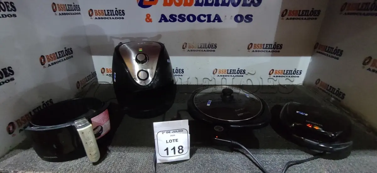 LOTE 118 - 01 AIR FRYER, 01 SANDUICHEIRA ELÉTRICA E 01 GRILL MARCA MONDIAL. (NO ESTADO) ATENÇÃO! FAZER A VISITAÇÃO ANTES DE ARREMATAR, NÃO SABEMOS SE FUNCIONA, LEILÃO NÃO TEM GARANTIA E NEM DEVOLUÇÃO, SUJEITO A POSSÍVEIS AVARIAS VISÍVEIS/OCULTAS E/OU AUSÊNCIA DE COMPONENTES.