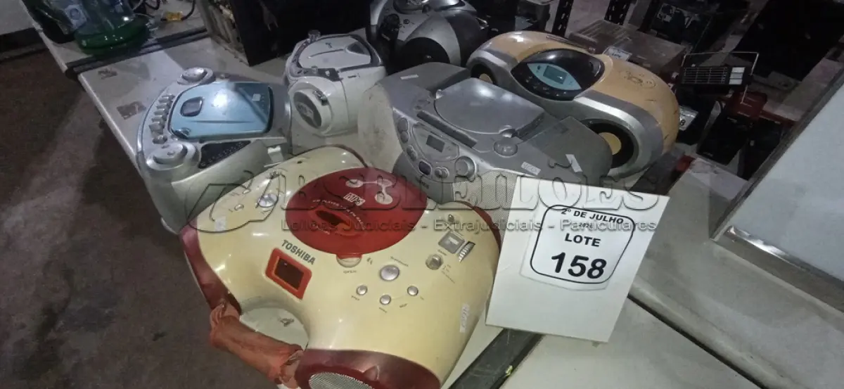 LOTE 158 - 06 APARELHOS DE SOM PORTÁTEIS DE MARCAS E MODELOS DIVERSOS. (NO ESTADO) ATENÇÃO! FAZER A VISITAÇÃO ANTES DE ARREMATAR, NÃO SABEMOS SE FUNCIONA, LEILÃO NÃO TEM GARANTIA E NEM DEVOLUÇÃO, SUJEITO A POSSÍVEIS AVARIAS VISÍVEIS/OCULTAS E/OU AUSÊNCIA DE COMPONENTES.