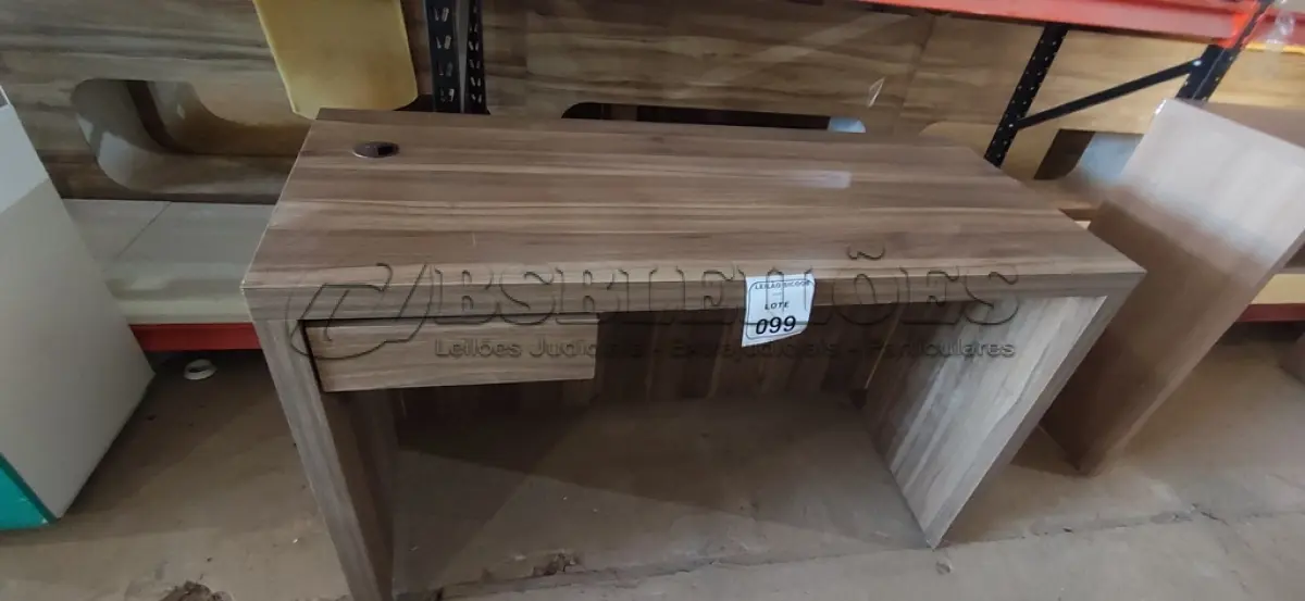 LOTE 099 - 01 MESA EM MADEIRA PARA ESCRITÓRIO COM GAVETA. (NO ESTADO) ATENÇÃO! FAZER A VISITAÇÃO ANTES DE ARREMATAR, NÃO SABEMOS SE FUNCIONA, LEILÃO NÃO TEM GARANTIA E NEM DEVOLUÇÃO, SUJEITO A POSSÍVEIS AVARIAS VISÍVEIS/OCULTAS E/OU AUSÊNCIA DE COMPONENTES.